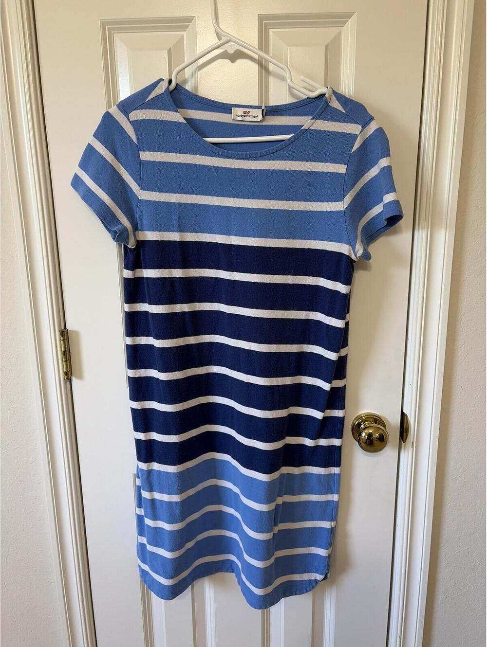 Vineyard Vines Blue and Navy stripped dress size small